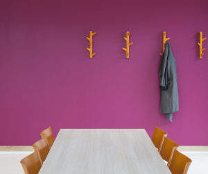 Rum med rosa vägg och orange inredningsdetaljer